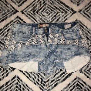 l.e.i. Light jean shorts